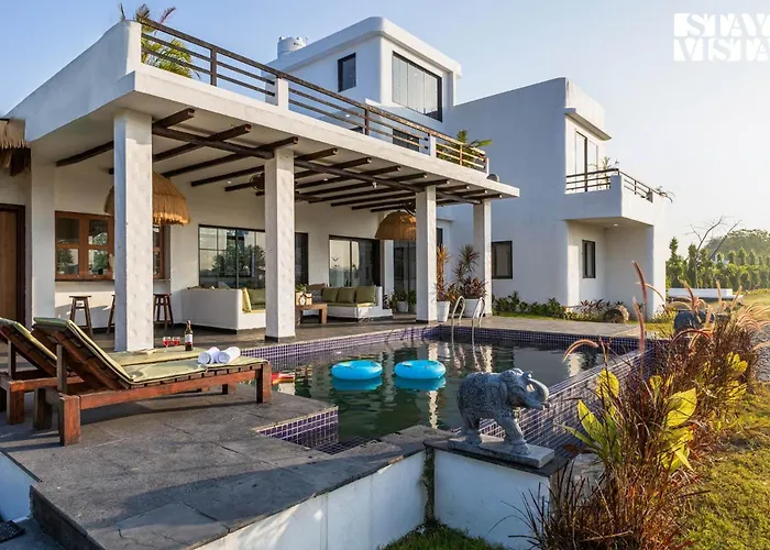 Stayvista At Lotus By The Lake With Pool, Bbq & Lawn Indore